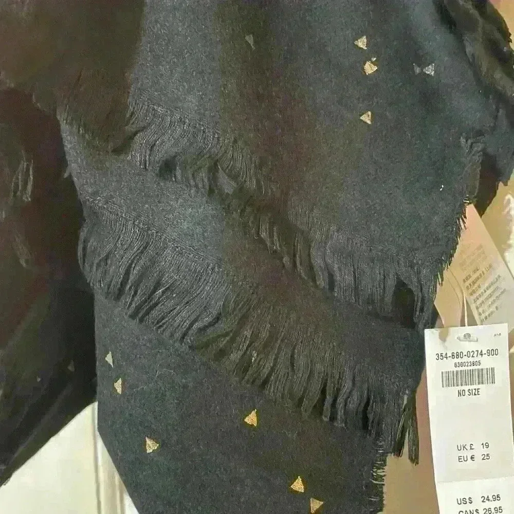 Hollister‎ Shawl